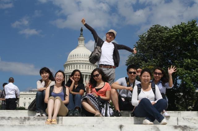 Студенты Международного Университета Вирджинии у здания Капитолия в Вашингтоне