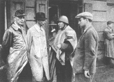 Варшавское восстание. Генерал Тадеуш Бур-Комаровский (второй слева) беседует с полковником Яном Мазуркевич (“Радослав”).