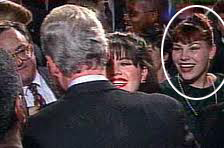 Знаменитый кадр, снятый на лужайке перед Белым Домом в 1996 г. Билл Клинтон и Моника Левински. В овале — Лиза Гебхарт.
