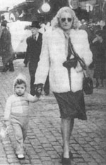 Маргарет и их сын Мишель. Брюссель, приб. 1945 г.