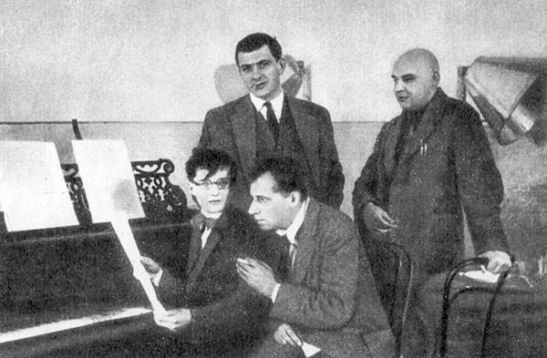 Д. Шостакович, В. Мейерхольд, В. Маяковский и А. Родченко на репетиции спектакля «Клоп». 1929 г.