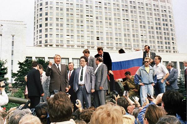 Борис Ельцин на танке напротив здания правительства 19 августа 1991 г. Ельцин обратился к толпе сторонников со своим заявлением о незаконности действий ГКЧП. (Diane-Lu Hovasse/AFP/Getty Images)
