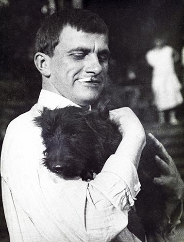 Владимир Владимирович с собакой, 1925