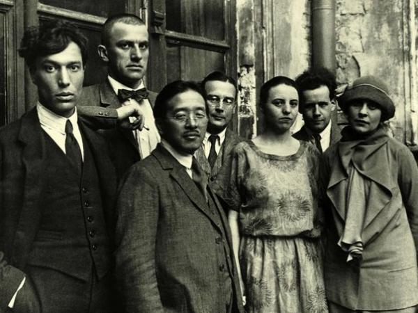На групповом снимке 1924 г. слева направо Б. Пастернак, В. Маяковский и другие. (Крайняя справа – Лиля Брик, позади нее С. Эйзенштейн)
