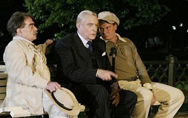  Воланд (Олег Басилашвили), Берлиоз (Александр Адабашьян, слева) и поэт Бездомный (Влад Галкин)