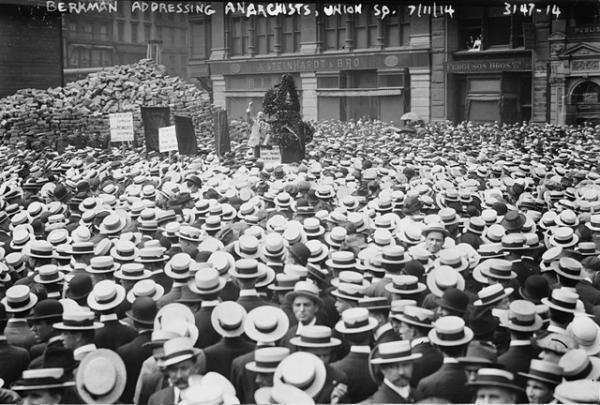 Александр Беркман выступает на митинге анархистов в Нью-Йорке. Юнион-Сквер, 11 июля 1914 г.