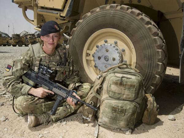 Британский военный медик Натали Аспиналл. В Афганистане находятся 9500 британских военнослужащих, из которых 500  — женщины. Photo by Sergeant Andy Reddy, Crown Copyright/MOD 2012