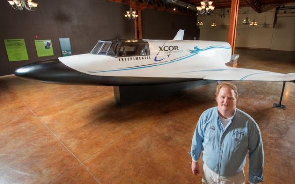 Руководитель компании XCOR Aerospace Эндрю Нельсон у корабля XCOR Lynx