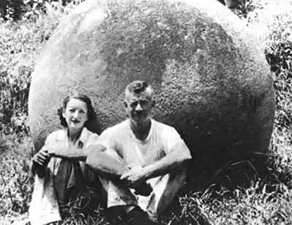 Археологи Дорис Стоун (слева) и Сэмюэль Лотроп провели первое научное исследование каменных сфер  в Коста-Рике в 1930-е годы