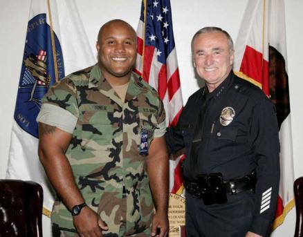 Растиражированная фотография Дорнера,  где он снят вместе с бывшим главой полиции Лос-Анджелеса Уильямом Браттоном 