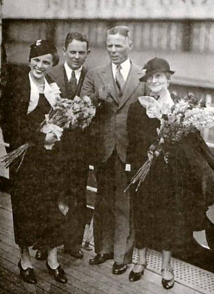 Уильям Додд (второй справа) и его семья прибывают в Гамбург, Германия, в 1933 году. Додд, профессор истории Университета Чикаго, был назначен послом в нацистской Германии президентом Франклином Рузвельтом.