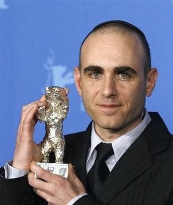 Джозеф Седар с наградой Каннского кинофестиваля. Courtesy Sony Pictures Classics