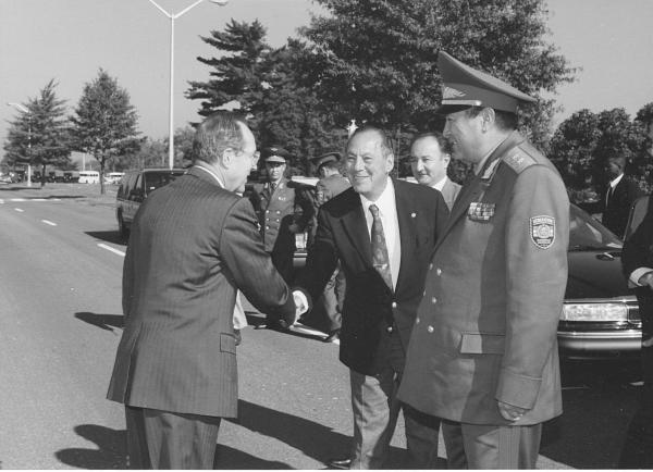 На встрече министра обороны США Перри и  Ахмедова, министра обороны Узбекистана, 1995