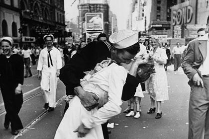Фотография Альфреда Эйзенштедта "Поцелуй на Таймс-сквер"