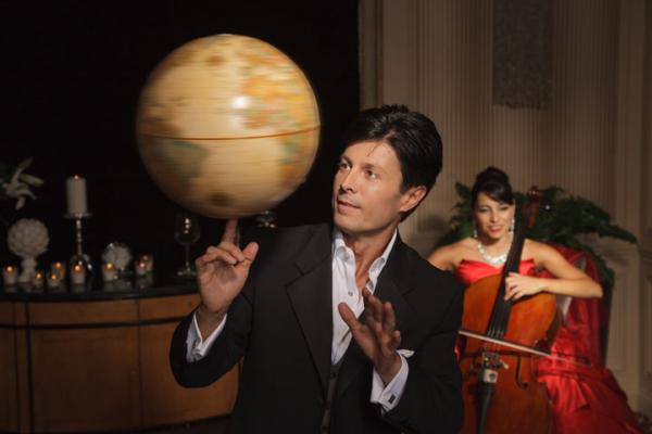 Иван Амодеи исполняет один из своих самых известных фокусов с глобусом