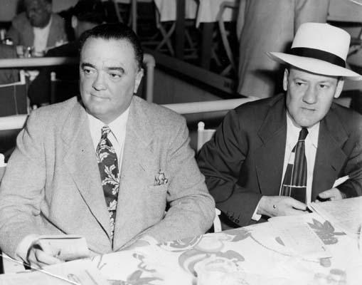 Директор ФБР Дж, Эдгар Гувер (слева) и Клайд Толсон в клубе Del Mar Turf в Южной Калифорнии. 1947 г.