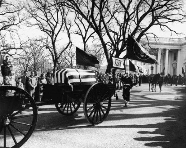 Похоронная процессия покидает Белый Дом. 25 ноября 1963 г.