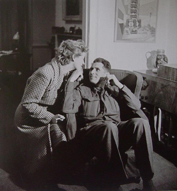 Ли Миллер и Роланд Пенроуз в Доуншайр-Хиллс. 1943 г. 