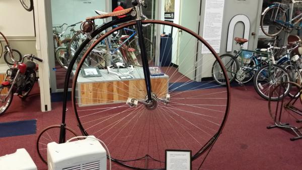 Один из первых велосипедов, выпущенных в 1877 году бостонцем Альбертом Поупом в Хартфорде, штат Коннектикут, на фабрике швейных машин. Поуп выпускал велосипеды, мотоциклы и автомобили под брэндом Columbia. В 1887 году такой велосипед стоил 150 долларов, что было по карману только очень состоятельным людям. Такой велосипед весил более 20 кг. В 70-х-80-х года 19 века Альберт Поуп сумел на своём заводе выпускать по 50 велосипедов в день