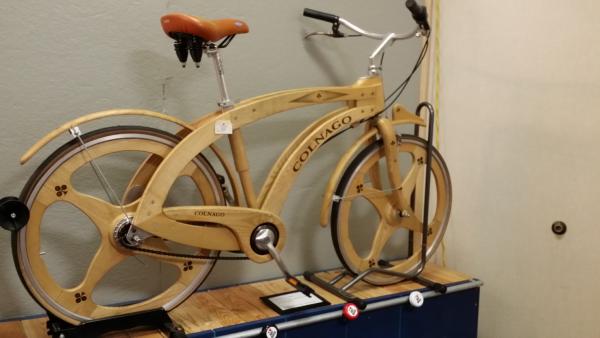 Редкий деревянный велосипед, созданный в прошлом веке итальянцем Эрнесто Колнаго, который специализировался на конструкции гоночных велосипедов.