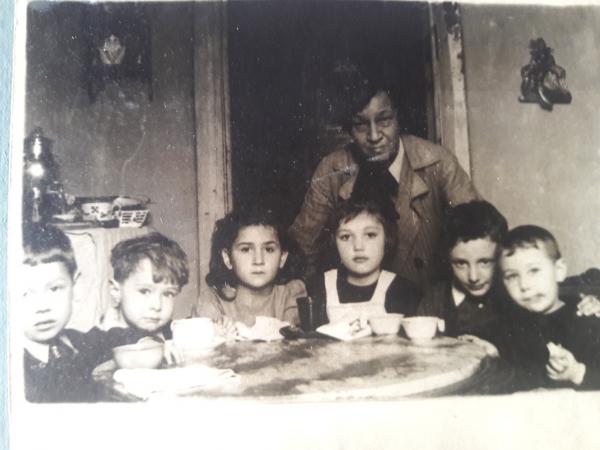 Роза Григорьевна Финкельштейн в своей комнате с детьми её группы. Крайний справа - Саша Лахман. Второй слева Жозик Аш.