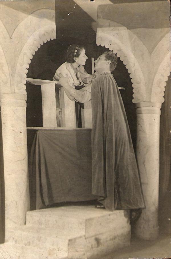 Сцена из "Ромео и Джулетты" играют студенты Фишель Лахман и Нехама Сиротина (самостоятельная работа на втором курсе).