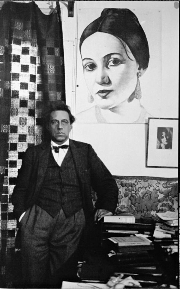 Всеволод Мейерхольд на фоне портрета Зинаиды Райх. 1930 год