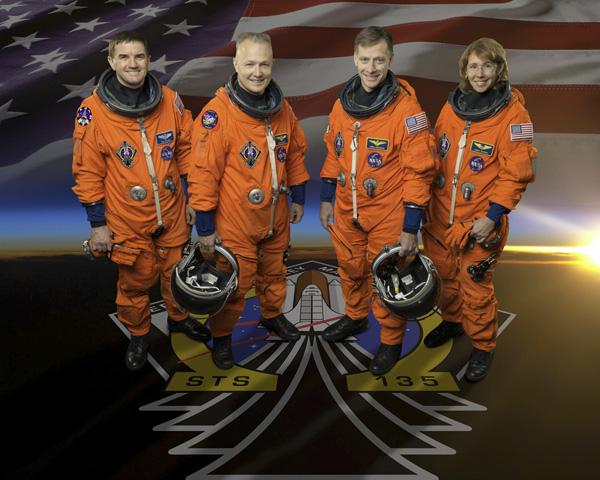 Четверо отважных: американские астронавты последнего полета шаттла «Атлантис» командир Крис Фергюсон (в центре справа), пилот Даг Хёрли (в центре слева), технические эскперты Рекс Уолхейм и Сэндра Магнус