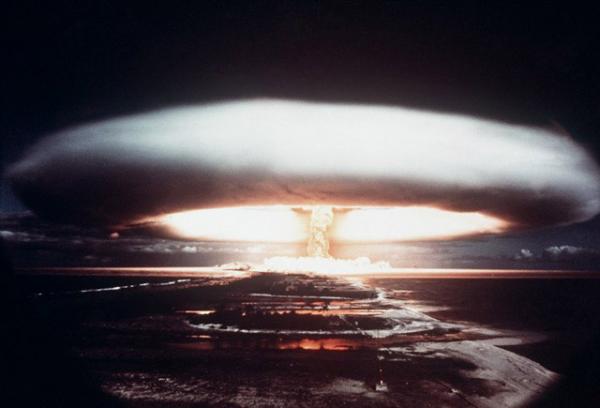 Взрыв атомной бомбы на французском атолле Муруроа, в южной части Тихого океана, —  полигоне ядерных испытаний Франции