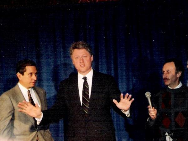 Слева направо: Конгрессмен Стивен Солларз, кандидат в президенты Билл Клинтон и Александр Сиротин с микрофоном в руке