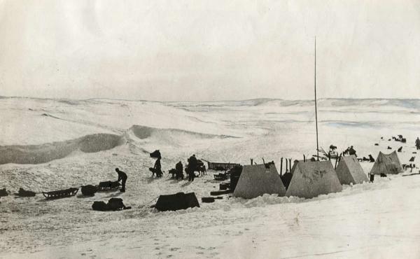 Большая антарктическая экспедиция Ричарда Е. Бэрда в 1929 году. Члены антарктической экспедиции и Ричард Бэрд. Справа внизу: Полярная станция «Литтл Америка»