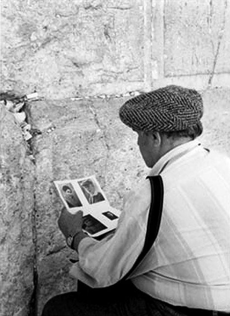 Евгений Халдей у Стены Плача в Иерусалиме.  Фото Льва Бородулина.