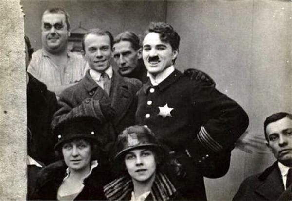 Чаплин и Нижинский (слева от него) во время гастролей дягилевской труппы по США, 1916 год