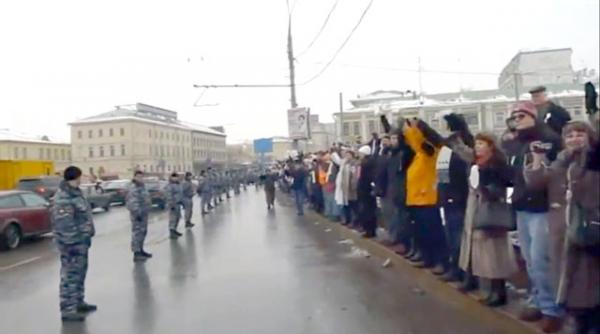 Участники акции «Белый круг» в Москве 26 февраля 2012 г.Photo courtesy: BAD1TV /You Tube