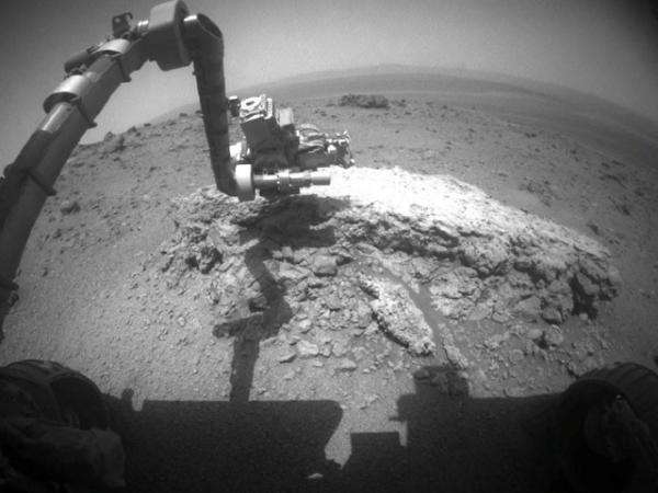 Этот снимок сделан на Марсе 23 августа 2011 года. Измерительные приборы на манипуляторе ровера «Оппортьюнити» исследуют образец грунта под названием Tisdale 2. Photo Credit NASA/JPL