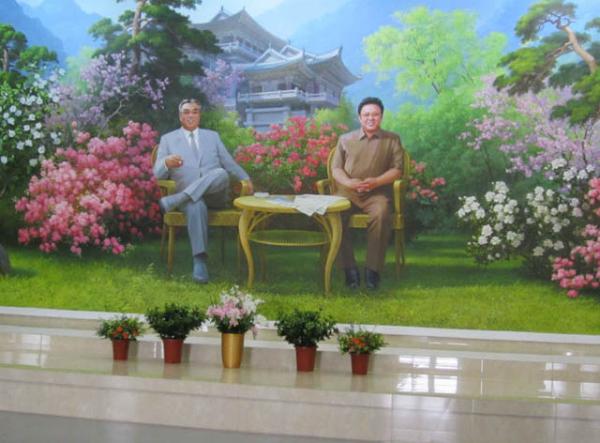 Отец-основатель КНДР Ким Ир Сен и его сын Ким Чен Ир, уход которого в декабре оплакивала Северная Корея, на панно в образцовом сельскохозяйственном кооперативе. Александр Кацо  в конце августа-начале сентября 2011 года побывал в составе небольшой туристской группы в Северной Корее. Публикуем его рассказ и фотографии.