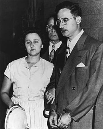 Джулиус Розенберг был арестован 17 июля 1950 года по обвинению в заговоре с целью шпионажа. Через три недели, 11 августа 1950 года, была арестована его жена Этель. Во время следствия и суда они находились в тюрьме New York House of Detention. 29 марта 1951 года суд признал их виновными в предъявленных обвинениях и приговорил к смертной казни. Приговор был приведен в исполнение 19 июля 1953 года. Джулиус Розенберг был арестован 17 июля 1950 года по обвинению в заговоре с целью шпионажа. Через три недели, 11 августа 1950 года, была арестована его жена Этель. Во время следствия и суда они находились в тюрьме New York House of Detention. 29 марта 1951 года суд признал их виновными в предъявленных обвинениях и приговорил к смертной казни. Приговор был приведен в исполнение 19 июля 1953 года.
