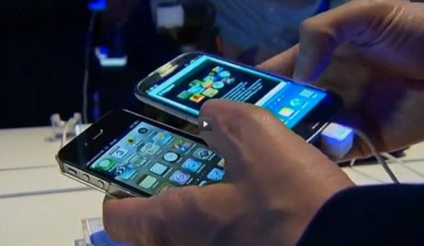 Смартфоны Apple и Samsung очень похожи и внешне, и по выполняемым функциям. Photo Courtesy: Reuters video / Seagull Publ.