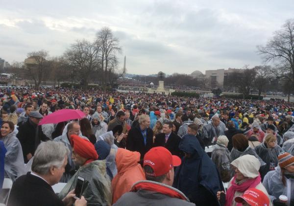 Не знаю, сколько народа собралось на инаугурацию, но пустот на площади от Капитолия до остроконечного монумента Вашингтона я не видел 