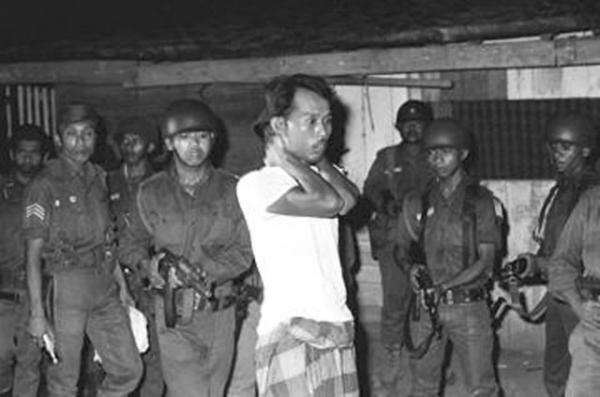 Задержание и допрос индонезийского коммуниста в 1965 г. Photo Courtesy: ejumpcut.org
