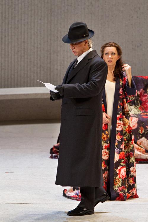 Дмитрий Хворостовский (Жермон) и Натали Дессей (Виолетта) в «Травиате» на сцене Метрополитен опера в Нью-Йорке. Сезон 2011-2012 г. 
