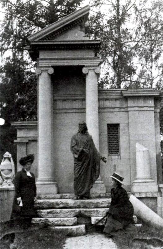 Статуя Христа у «Дома на песке».  Фото начала ХХ века.
