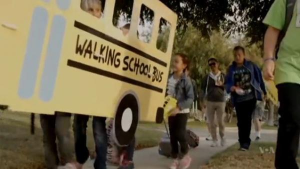 "Ходячий школьный автобус" по дороге в школу.  Фото: VOA