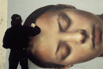 Готтфрид Хельнвайн работает над свой картиной "Голова ребенка". 1998 г.
