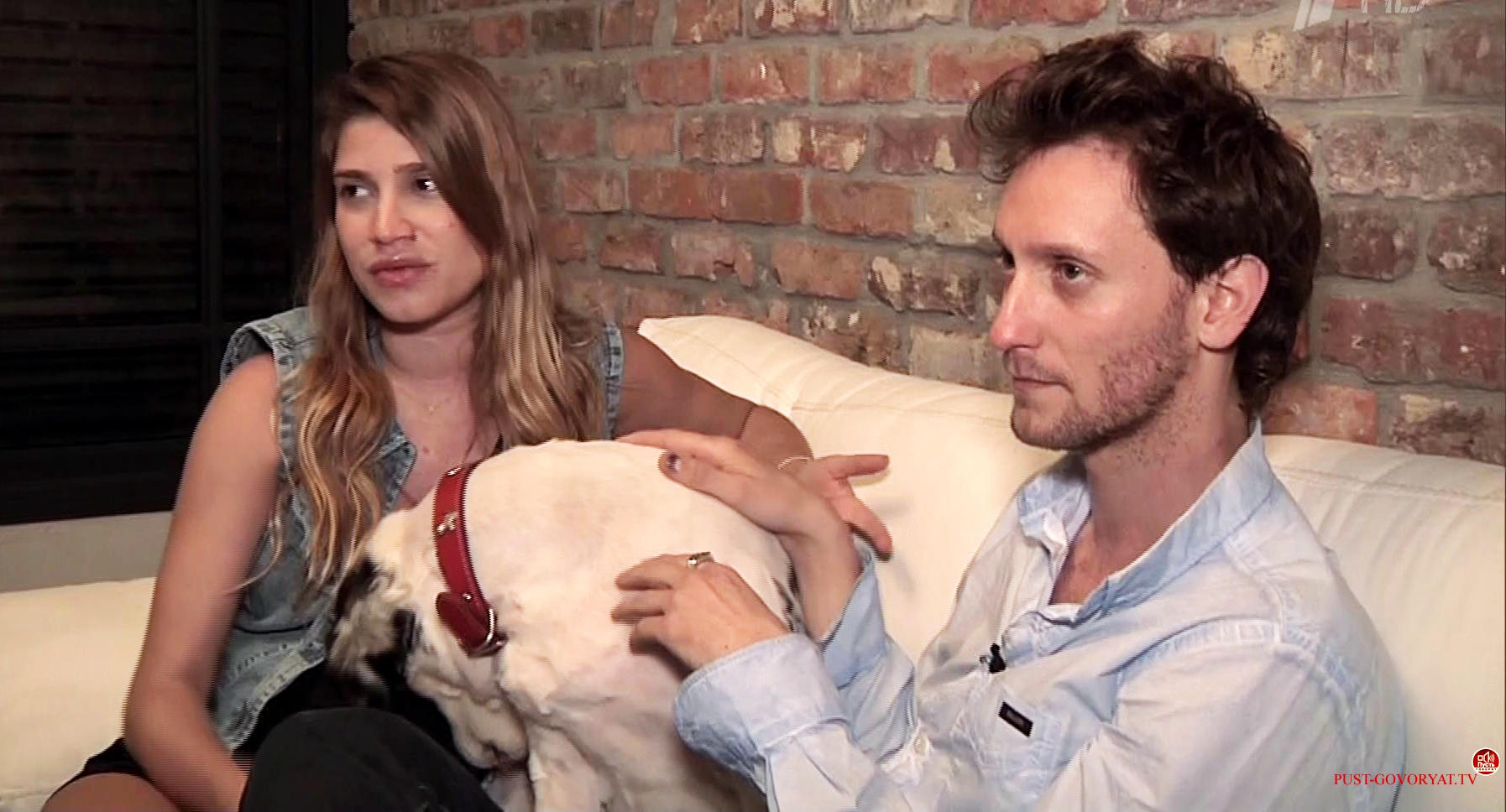 Лиор Сушард дома с женой и собакой.jpg