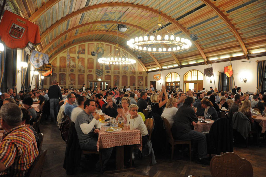 хофбройхаус зал.jpg