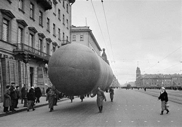 1941_god._Zagraditelnye_aerostaty_na_Nevskom_prospekte_-_moe_pervoe_znakomstvo_s_nebesnymi_korablyami.jpg