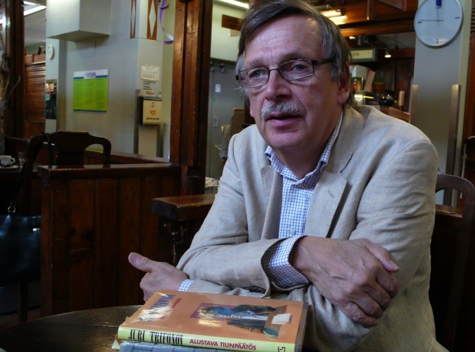 2011_Helsinki._Professor_Pekka_Pesonen_s_knigami_Yu.Trifonova_na_finskom_yazyke.jpg