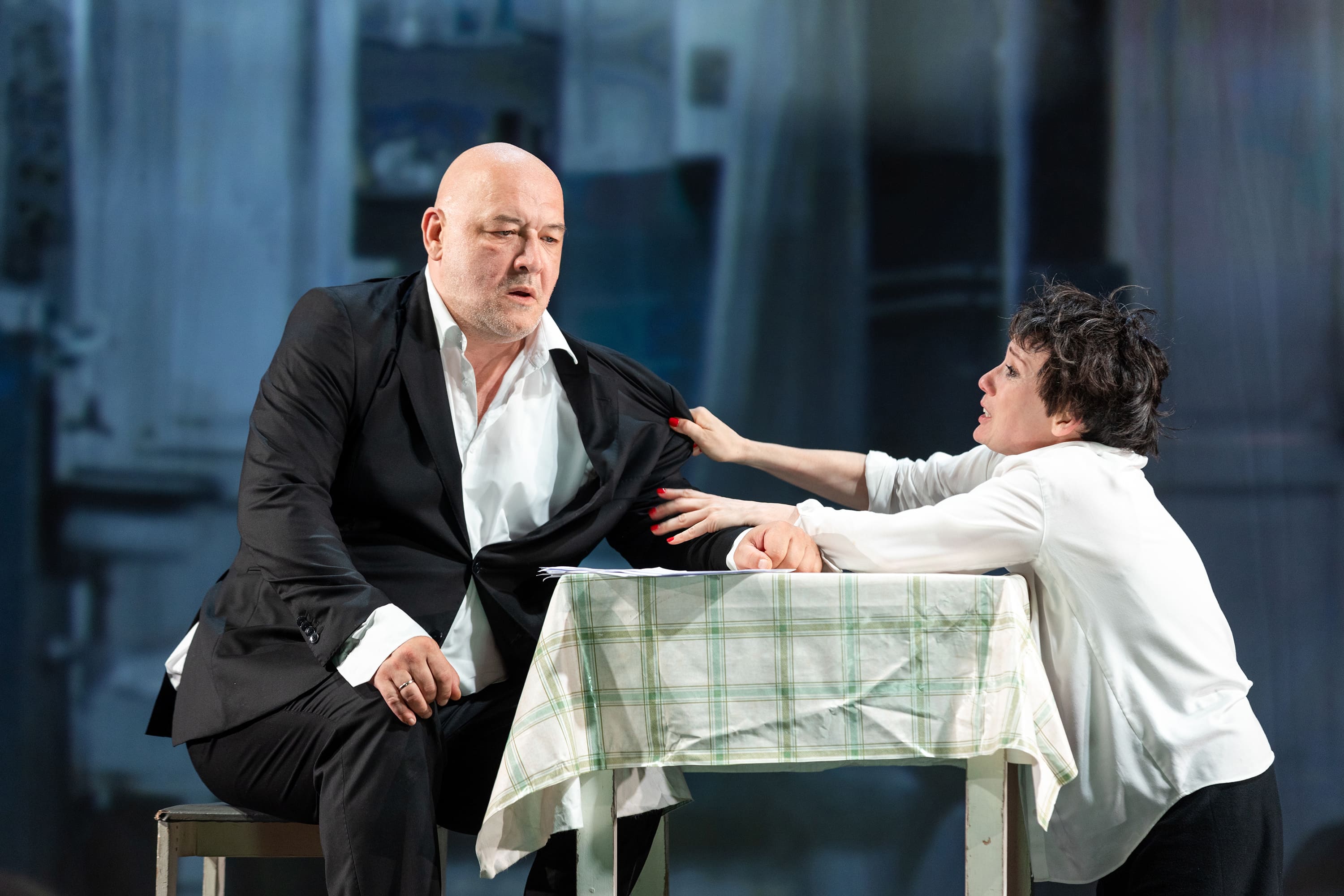 “Между небом и землей. Спектакль Дмитрия Крымова “Записки сумасшедших” с участием Чулпан Хаматовой и Максима Суханова