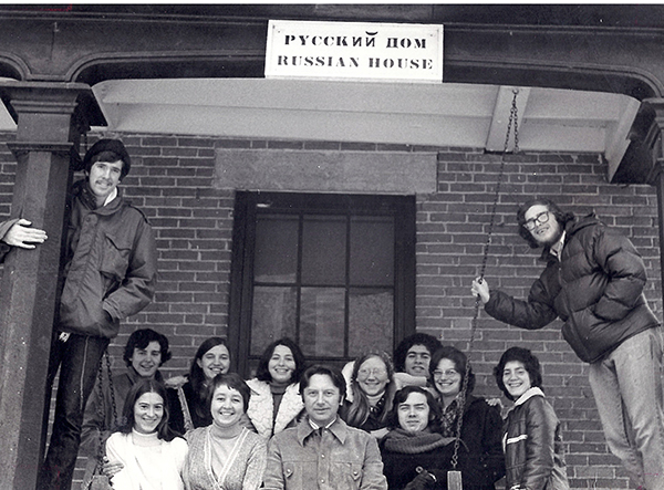 4_-_V.F._Pered_Russkim_domom._Pervyi_uchebnyi_god_v_Oberlinskom_kolledzhe_1974-1975.-00.jpg